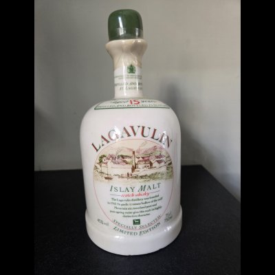 Lagavulin 15 years old ceramic decanter, 75 cl, 45%, white horse distillers